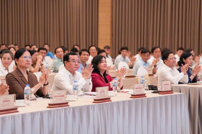 Ủy viên Bộ Chính trị, Bí thư Trung ương Đảng, Bí thư Đảng ủy MTTQ, các đoàn thể Trung ương, Chủ tịch Ủy ban Trung ương MTTQ Việt Nam Bùi Thị Minh Hoài và các đại biểu tham dự hội nghị. Ảnh: TLĐLĐVN
