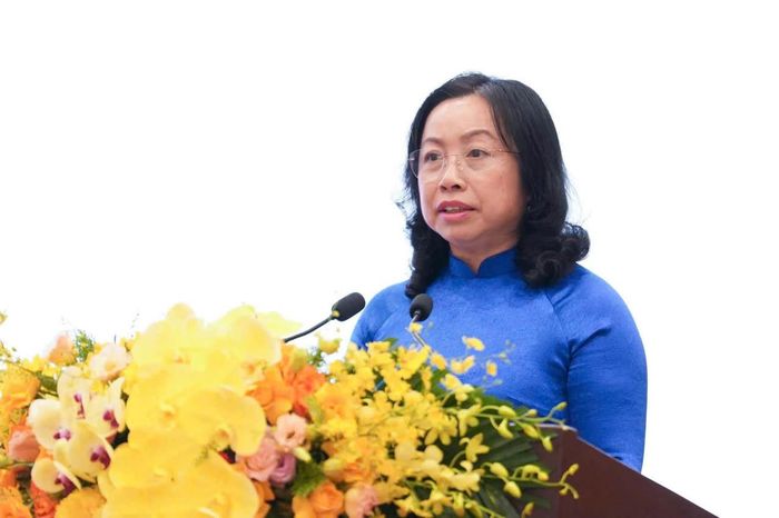 Phó Chủ tịch Tổng Liên đoàn lao động Việt Nam Thái Thu Xương trình bày Báo cáo tóm tắt sơ kết 5 năm thực hiện Nghị quyết 02-NQ/TW. Ảnh: TLĐLĐVN