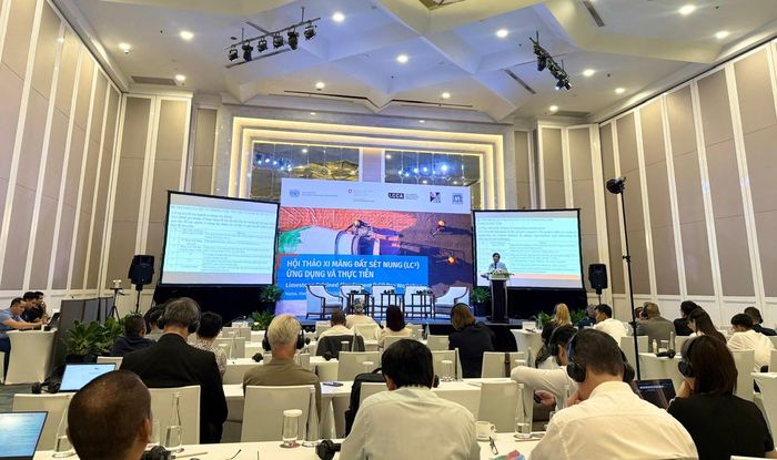PGS.TS. Lương Đức Long, Phó Chủ tịch Hiệp hội Xây dựng carbon thấp (LCCA) trình bày tại hội thảo. Ảnh: Kiều Thoan Thu