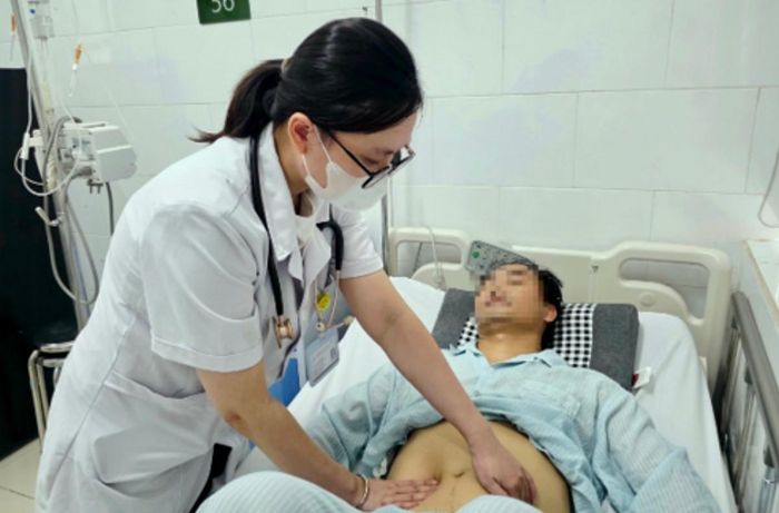 Nam bệnh nhân điều trị ngộ độc paracetamol tại Trung tâm Chống độc (Bệnh viện Bạch Mai). Ảnh: BVCC