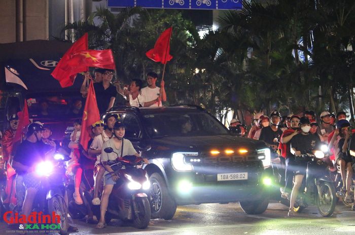Đêm 26/8 thực sự đã trở thành một "đêm không ngủ" của người hâm mộ Thủ đô, nơi tình yêu bóng đá kết nối mọi trái tim và thắp sáng lên tinh thần đoàn kết, tự hào dân tộc trên khắp các nẻo đường đất nước.