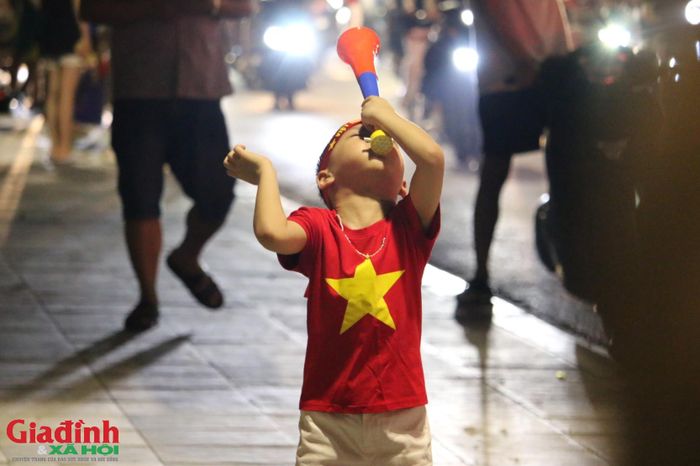 Niềm vui vỡ oà sau chiến thắng lịch sử hiện rõ trên gương mặt của mọi người dân, từ giới trẻ cho đến các em nhỏ.