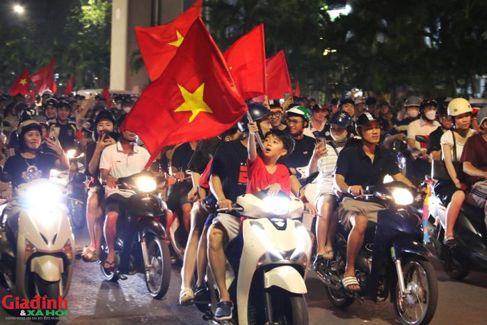 Trên các tuyến đường lớn, dòng xe máy nối đuôi nhau kéo dài không dứt, tiếng còi xe, tiếng kèn cổ vũ hòa lẫn tiếng hò reo vang dội cả một góc phố.