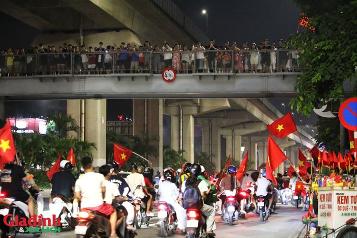 Tại các khu vực cầu vượt giao thông, hàng trăm người dân đã đứng kín thành cầu từ sớm để theo dõi, hò reo và vẫy chào dòng người diễu hành bên dưới, tạo nên một bầu không khí cuồng nhiệt chưa từng có.
