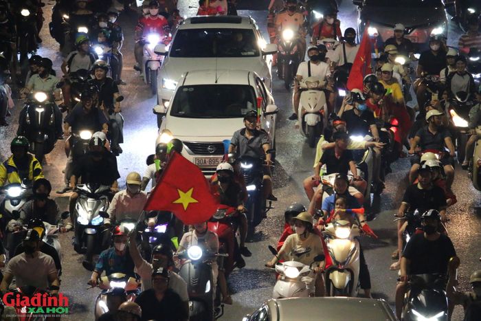 Những đoàn xe nối dài, trên mỗi chiếc xe đều mang theo lá cờ đỏ sao vàng tung bay trong đêm. Dòng người và dòng xe cùng tạo nên một bức tranh Hà Nội rực rỡ, náo nhiệt, tràn đầy niềm tự hào và cảm xúc