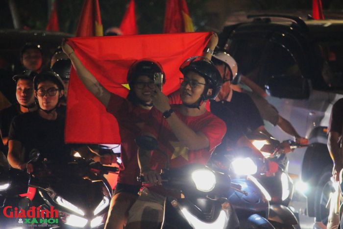 Càng về khuya không khí càng trở nên náo nhiệt, dòng người nối đuôi nhau đổ về các tuyến phố trung tâm.