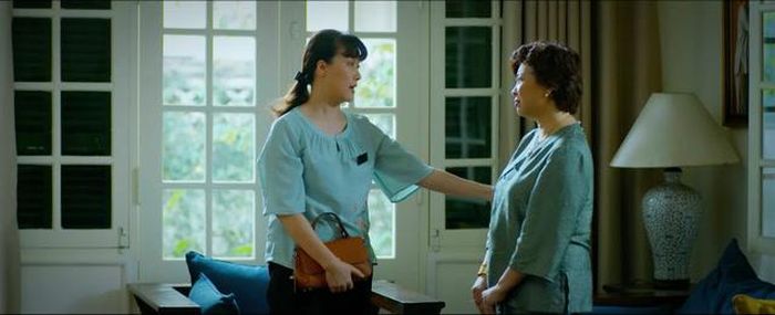 Bà Ngọc mang trả trước cho bà Liên 100 triệu đồng. Ảnh VTV