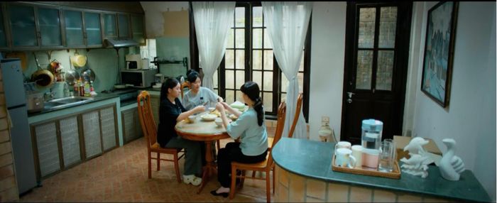 Mẹ của Phương lo cho tương lai của Khánh. Ảnh VTV
