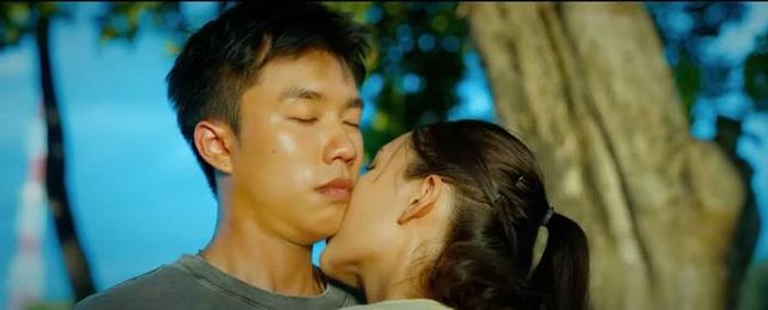 Phương và Khánh thể hiện tình cảm khi ở bên nhau. Ảnh VTV