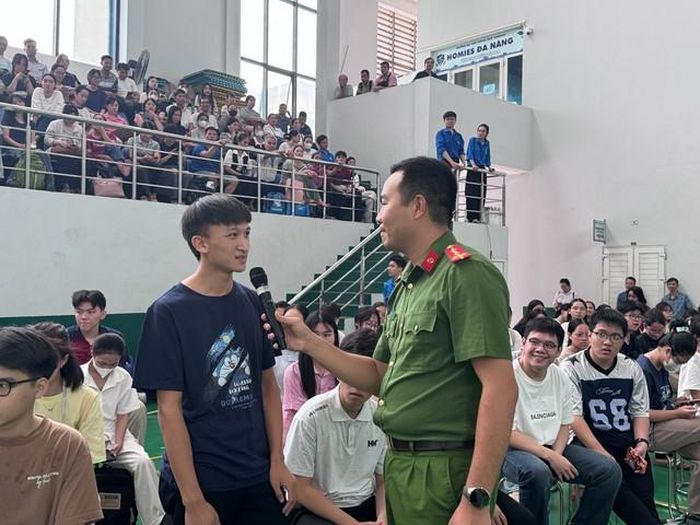Cán bộ Học viện Phòng cháy chữa cháy và Cứu nạn cứu hộ giải đáp thắc mắc cho các tân sinh viên.