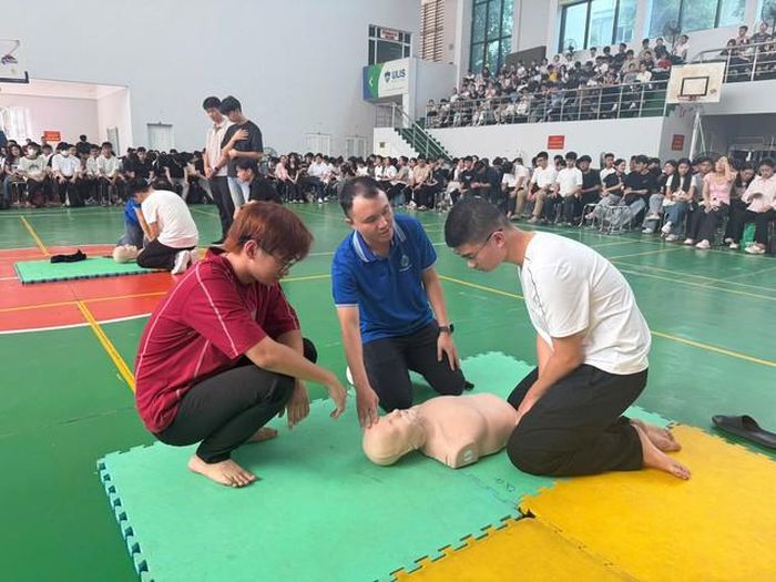 Các tân sinh viên được các giảng viên Bộ môn Y học cấp cứu ngoại viện, Trường Đại học Y Dược hướng dẫn các tình huống cấp cứu.