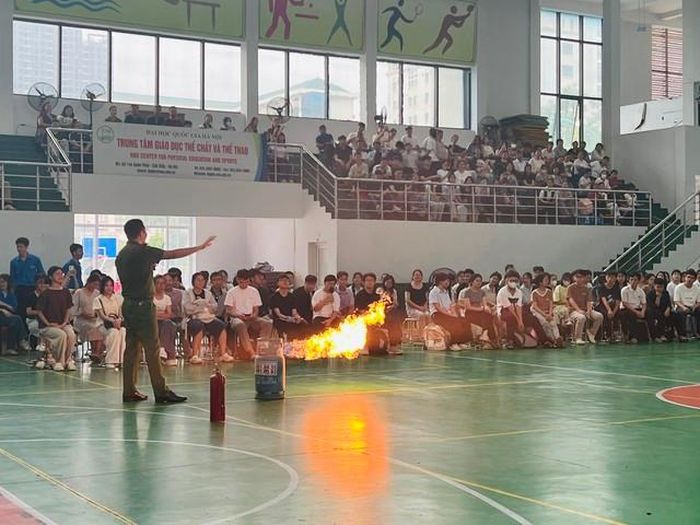 Cán bộ Học viện Phòng cháy chữa cháy và Cứu nạn cứu hộ hướng dẫn các tân sinh viên về các kỹ năng phòng cháy chữa cháy.