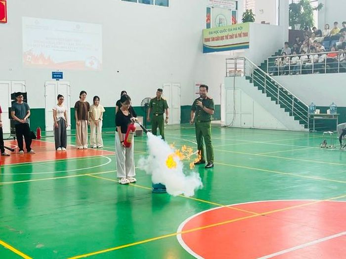 Cán bộ Học viện Phòng cháy chữa cháy và Cứu nạn cứu hộ hướng dẫn các tân sinh viên về các kỹ năng phòng cháy chữa cháy.
