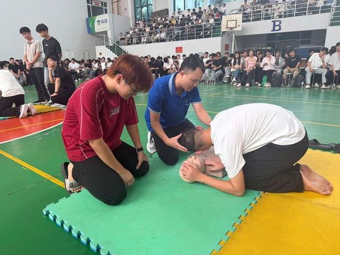 Các tân sinh viên được các giảng viên Bộ môn Y học cấp cứu ngoại viện, Trường Đại học Y Dược hướng dẫn các tình huống cấp cứu.