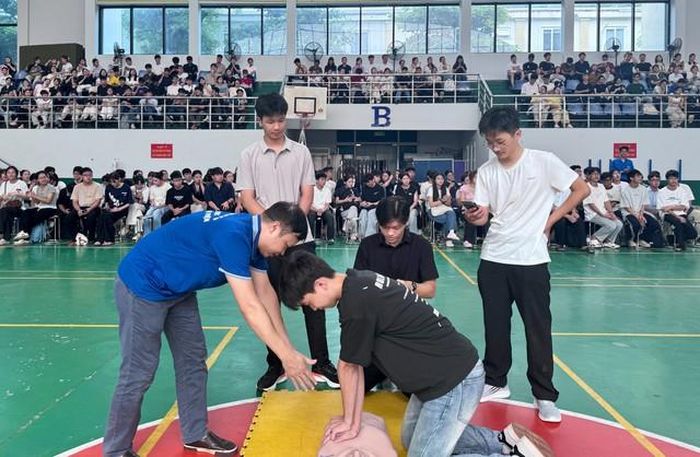 Các tân sinh viên được các giảng viên Bộ môn Y học cấp cứu ngoại viện, Trường Đại học Y Dược hướng dẫn các  tình huống cấp cứu.