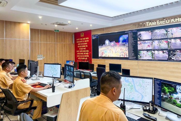 Lực lượng CSGT túc trực tại trung tâm điều khiển giao thông Hà Nội. Ảnh: CAHN