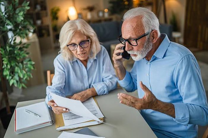 Quản lý tài chính không hợp lý và các khoản chi phát sinh bất ngờ dễ khiến tiền dưỡng già của người cao tuổi bị thâm hụt nhanh chóng. Ảnh minh họa: iStock