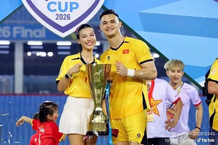 Cặp đôi cùng nâng cup ăn mừng.