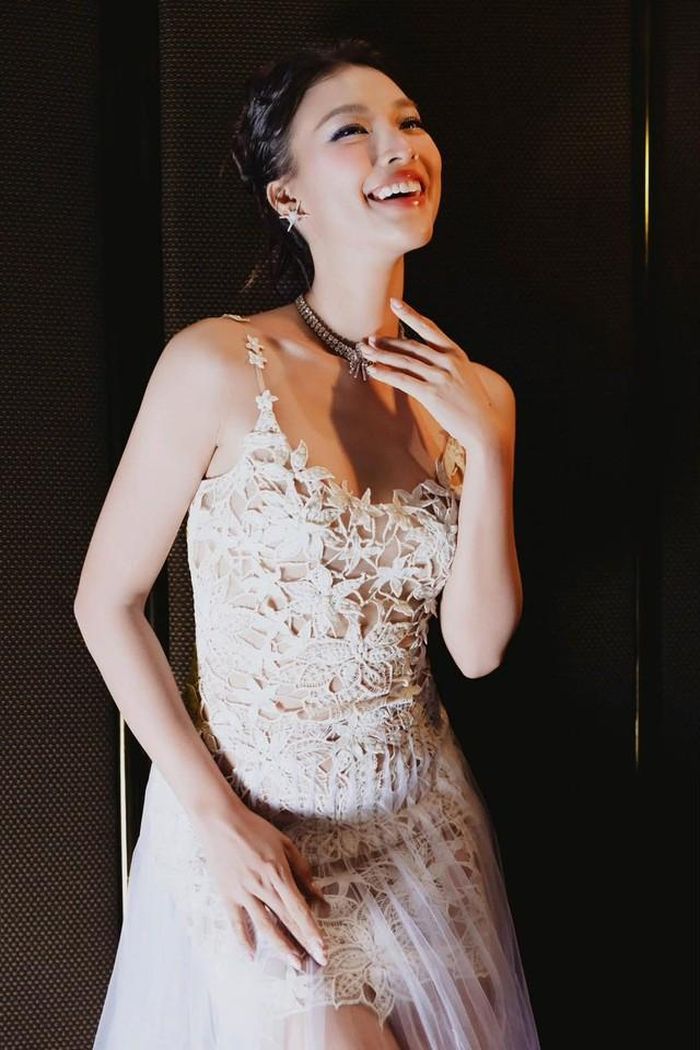 Hoàng Oanh từng giành Á hậu 1 Hoa hậu Phụ nữ Việt Nam qua ảnh 2012, sau đó tham gia showbiz với nhiều vai trò: MC và diễn viên.