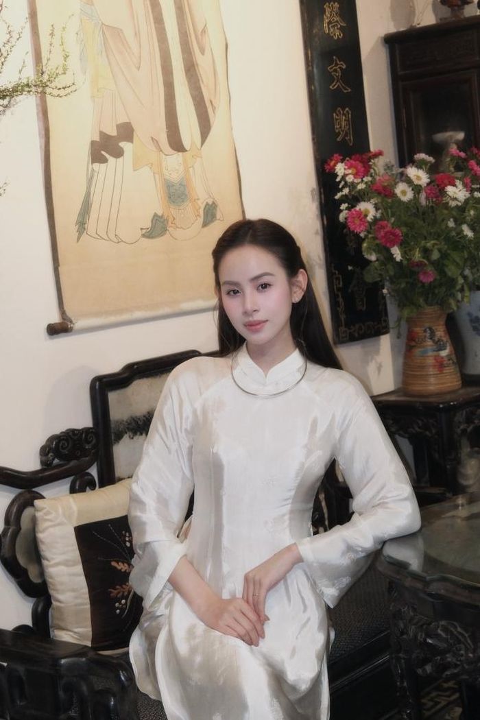 Bên cạnh việc xử lý nước cắm, nàng dâu hào môn cũng chú trọng khâu sơ chế hoa. Cô thường tỉa bớt lá ngập nước, cắt chéo gốc hoặc chẻ nhẹ phần chân cành để hoa hút nước tốt hơn. Với các loại hoa Tết như đào, mai, lan, cô ưu tiên chọn cành còn nụ để hoa nở đúng dịp.