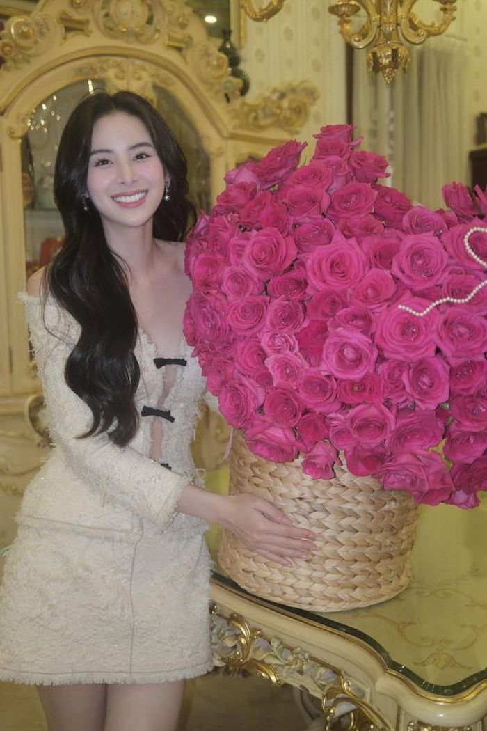 Theo Hương Liên, cách làm này giúp hạn chế vi khuẩn trong nước, từ đó kéo dài thời gian tươi của hoa. "Tôi học mẹo này từ mẹ chồng. Khi chưa có nước dưỡng hoa chuyên dụng, tôi thường cho một chút nước rửa bát, hoa giữ được độ tươi và dáng đứng lâu hơn", cô nói.