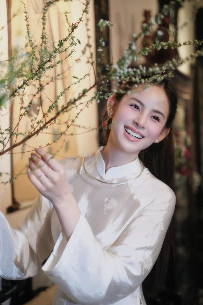 Người đẹp cho biết mẹo trên được cô áp dụng với nhiều loại hoa, trong đó hiệu quả rõ nhất là tulip. "Tulip khi cho nước rửa bát vào bình thường giữ được thân thẳng, ít rũ và sống lâu hơn so với cắm nước thường", Hương Liên tiết lộ..