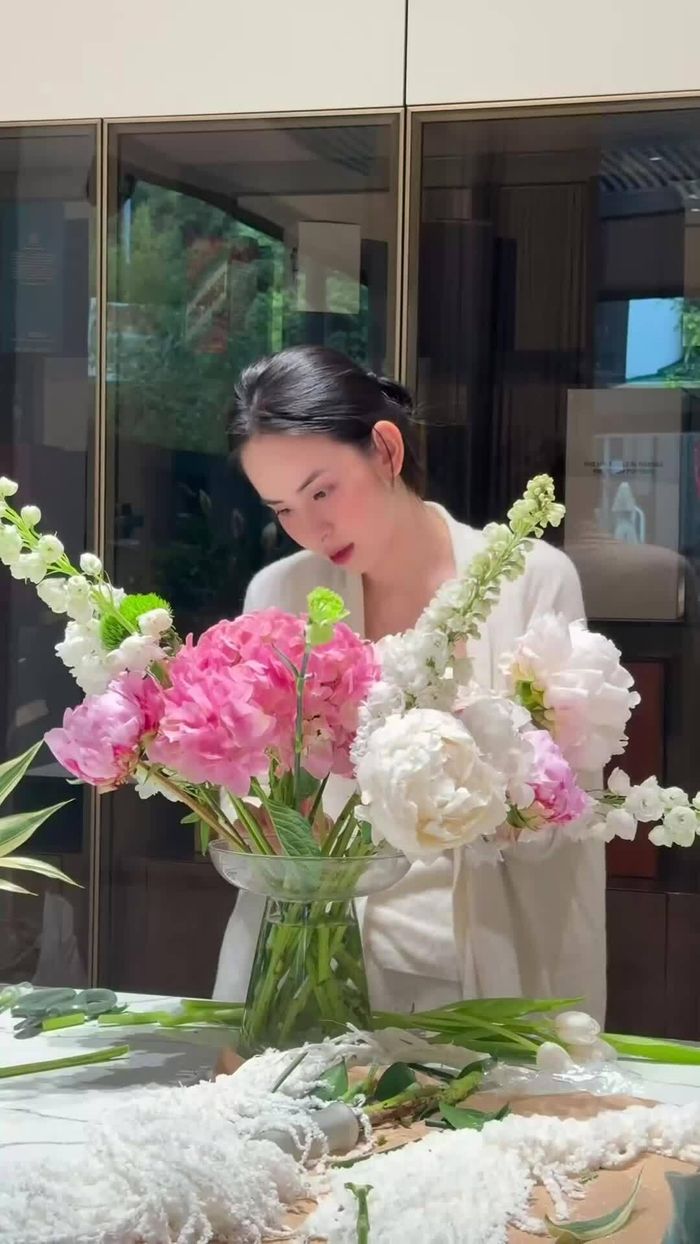 Về không gian trưng bày, người mẫu ưu tiên đặt hoa ở phòng khách và phòng ăn - những khu vực tạo ấn tượng đầu tiên khi bước vào nhà. "Khi có khách đến nhà, tôi muốn họ cảm nhận được sự ấm áp và gu thẩm mỹ của người phụ nữ trong nhà", cô nói. Theo Hương Liên, việc tự tay cắm và chăm sóc hoa trong những ngày Tết không chỉ giúp không gian sống thêm sắc màu mà còn tạo cảm giác thư giãn, tăng cảm hứng làm việc và gắn kết các thành viên trong gia đình.