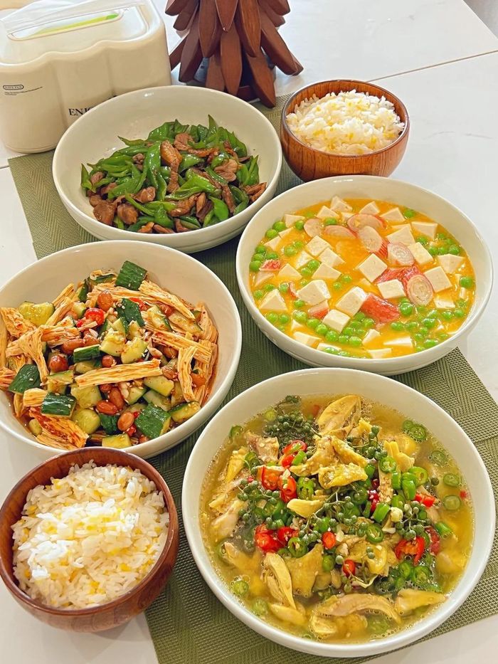  Thực đơn 7: Gà xé phay trộn tiêu, mộc nhĩ dưa leo trộn phù trúc, thịt xào nhỏ lửa, trứng đậu phụ trứng muối thanh cua. 