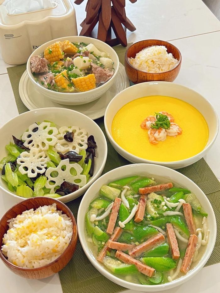  Thực đơn 5: Mướp xào tam tiên (tôm, mực, thịt), trứng hấp tôm, rau củ xào thập cẩm, canh sườn ngô hoài sơn. 