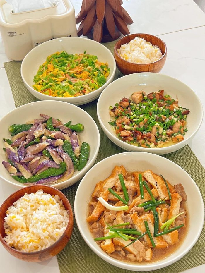  Thực đơn 4: Đậu phụ chiên kho thịt, bắp cải xào thanh cua trứng, cà tím xào kiểu sốt cay, gà kho hành. 