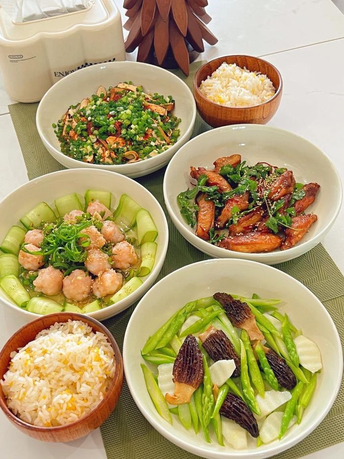  Thực đơn 3: Măng tây hoài sơn xào nấm bụng dê, tôm giã sốt tiêu, cánh gà bạc hà, đậu phụ khô trộn dầu ớt. 