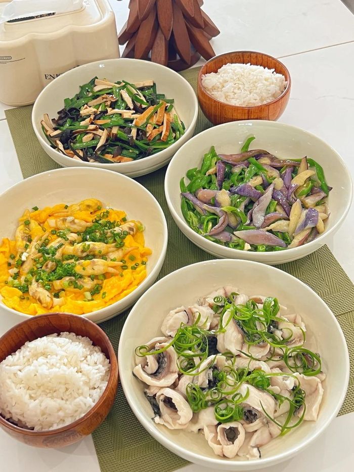  Thực đơn 1: Cá lát chần trụng, cà tím xào ớt xanh, trai hoặc ngao xào trứng, hẹ xào mộc nhĩ đậu phụ khô. 