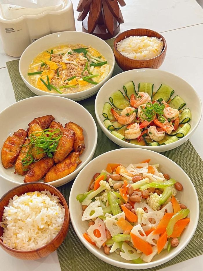  Thực đơn 2: Nộm thập cẩm chay, tôm viên sốt tiêu, cánh gà rang muối chiên giòn, trứng hấp thịt băm. 