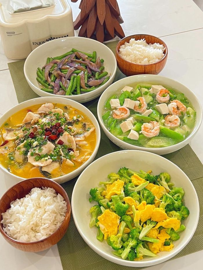  Thực đơn 6: Súp lơ xanh xào trứng, canh cá chua cay, canh tôm đậu phụ mướp, đậu đũa xào cà tím. 