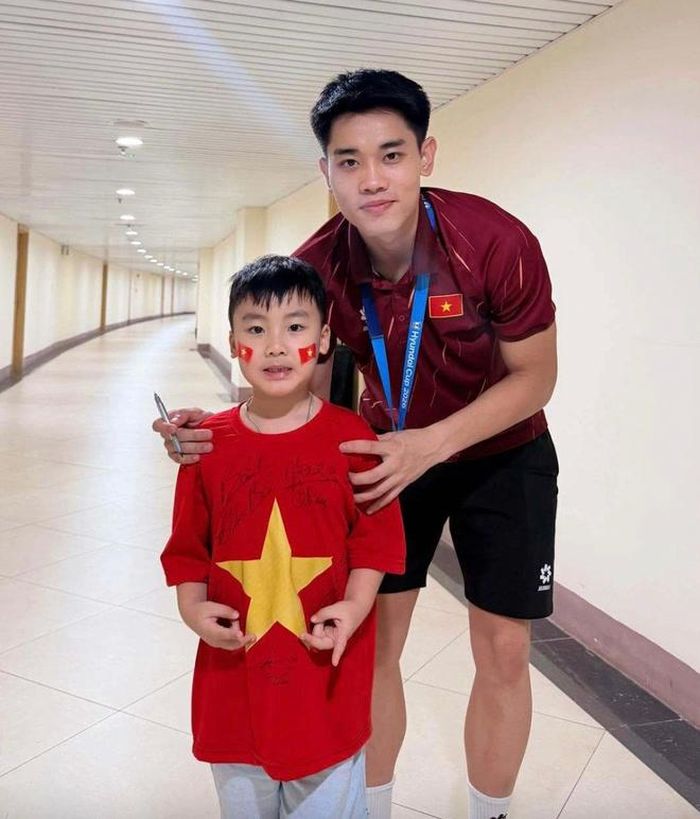 Bé Bo khi xin chữ ký cầu thủ Đình Bắc sau trận chung kết ASEAN Cup, đêm 26/8.