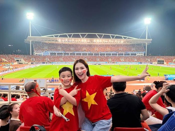 Hai mẹ con Hòa Minzy cổ vũ đội tuyển Việt Nam.
