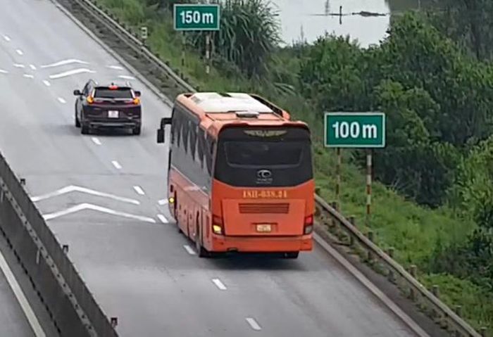 Trường hợp xe khách vi phạm quy định về khoảng cách an toàn với xe chạy liền trước được phát hiện và xử phạt sáng 26/8.