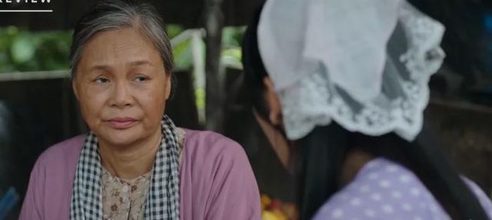 Bà ngoại của Phù Sa dặn cháu gái cần cẩn thận trước những việc làm của Nghiệm. Ảnh VTV