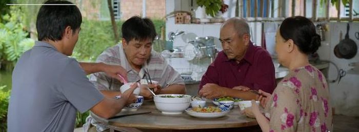 Ông Hai Phước gửi Bảy Sang tới học việc ở xưởng của Chơn. Ảnh VTV