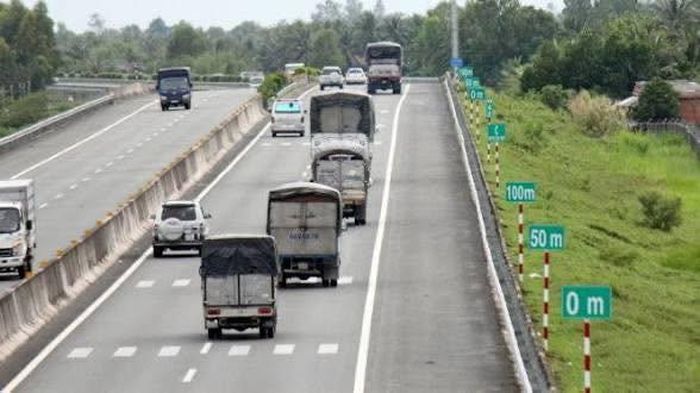 Người điều khiển phương tiện cần thường xuyên quan sát, chủ động duy trì khoảng cách phù hợp với xe chạy liền trước. Ảnh: Cục CSGT