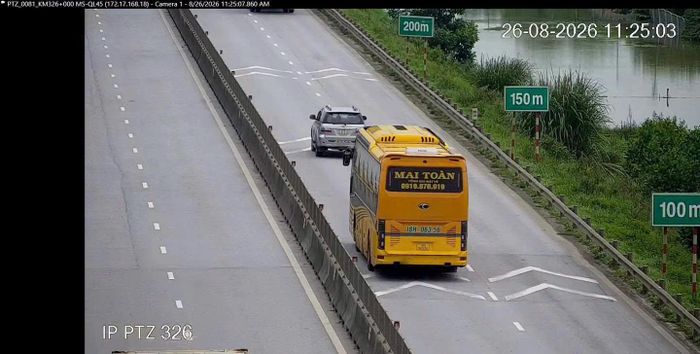 Trường hợp tài xế xe khách vi phạm lỗi khoảng cách an toàn trên cao tốc bị camera ghi hình. Ảnh: Cục CSGT