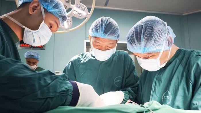Các bác sĩ phẫu thuật cấp cứu cho bệnh nhân. Ảnh: BVCC.