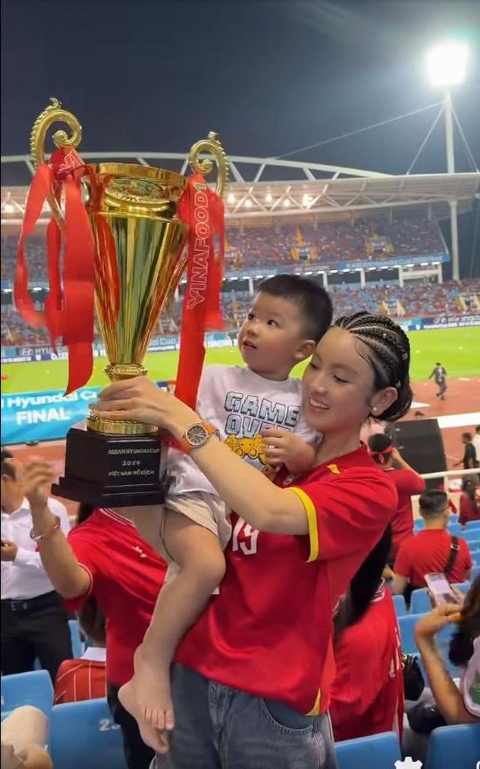 Tuy nhiên, tâm điểm lại nằm ở kiểu tóc tết sát da đầu thành nhiều đường nhỏ, tạo cảm giác cá tính và khỏe khoắn hơn hẳn hình ảnh thường ngày của nàng WAG.