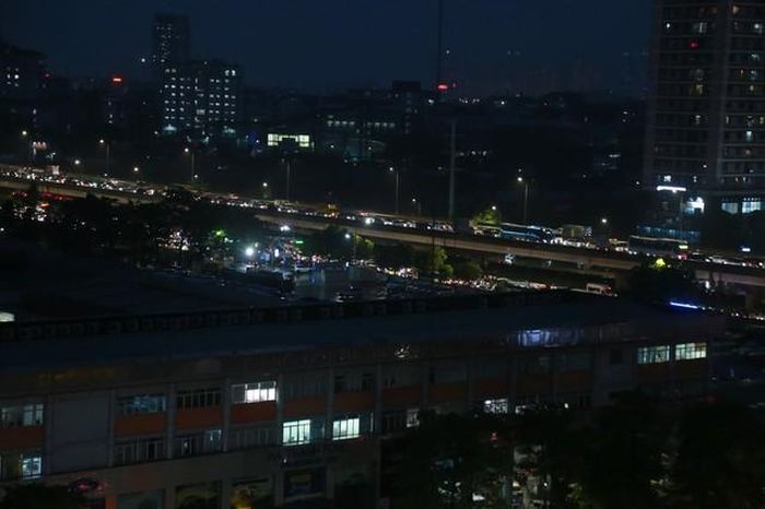 Đường Vành đai 3 và đường Phạm Hùng đoạn đối diện bến xe Mỹ Đình ùn tắc kéo dài (ảnh Nhật Tân).