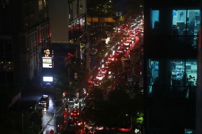 Đường Duy Tân cũng xảy ra tình trạng ùn tắc (ảnh Nhật Tân).