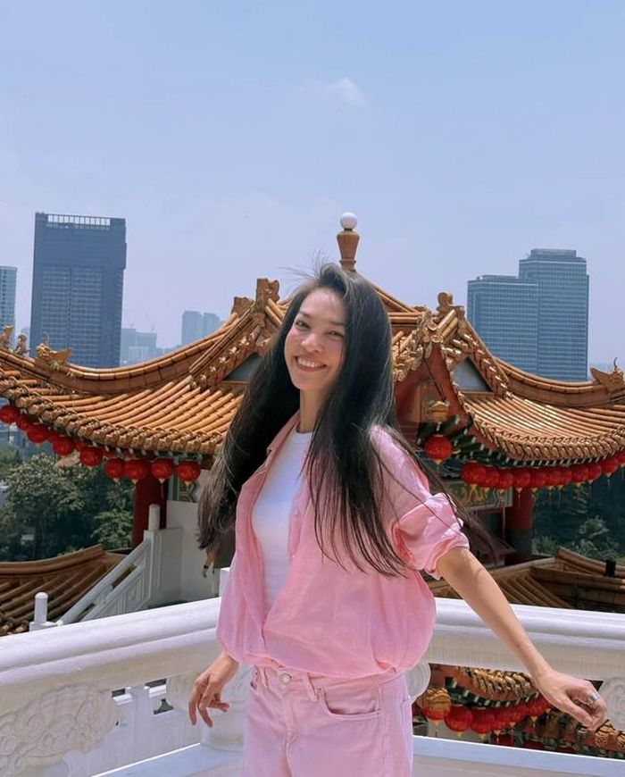 Ca sĩ Hiền Thục khiến người hâm mộ trầm trồ thán phục trước nhan sắc "lão hóa ngược" và luôn xuất hiện với phong thái tràn đầy năng lượng.