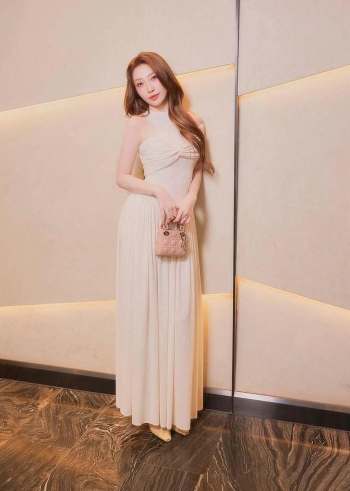 Khổng Tú Quỳnh diện trang phục khéo léo khoe đường cong đầy quyến rũ nhưng vẫn rất trẻ trung, cá tính.