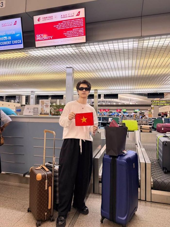 Ca sĩ Đăng Khôi chia sẻ hình ảnh ở sân bay với dòng trạng thái về sự khởi đầu mới. "Một hành trình rất đặc biệt sắp bắt đầu… Hẹn gặp mọi người ở chặng đường mới nhé", nam ca sĩ viết.