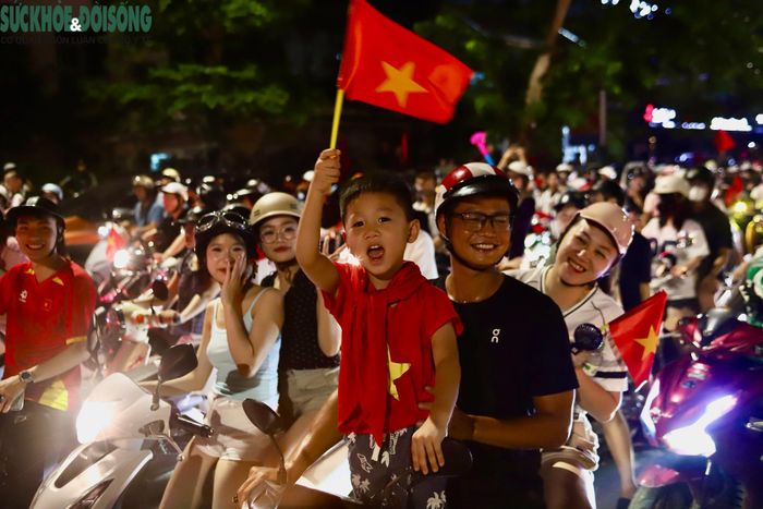 Những khoảnh khắc giản dị fdasng yêu của các em nhỏ khihòa mình vào không khí bóng đá cùng gia đình. (Ảnh Thành Long)