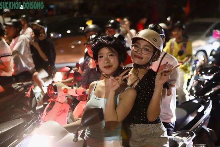 Các đoàn xe nối dài, mang theo cờ Tổ quốc, băng rôn và áo đỏ di chuyển qua nhiều tuyến phố trung tâm. Tiếng còi xe, tiếng hò reo và những bài hát cổ vũ đội tuyển tạo nên bầu không khí sôi động kéo dài trong đêm. (Ảnh Thành Long)